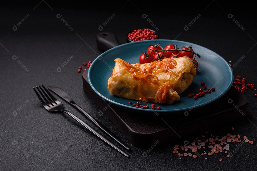 Deliciosos rolinhos de repolho com carne, arroz, sal, especiarias e ervas. Prato tradicional da culinária ucraniana