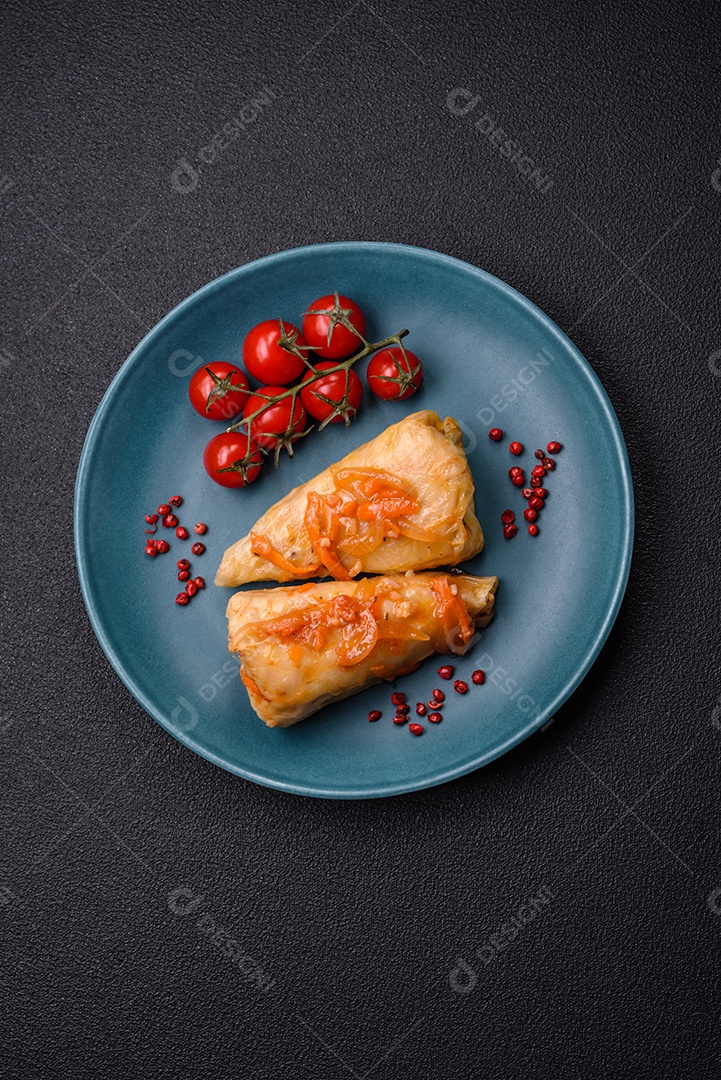 Deliciosos rolinhos de repolho com carne, arroz, sal, especiarias e ervas. Prato tradicional da culinária ucraniana