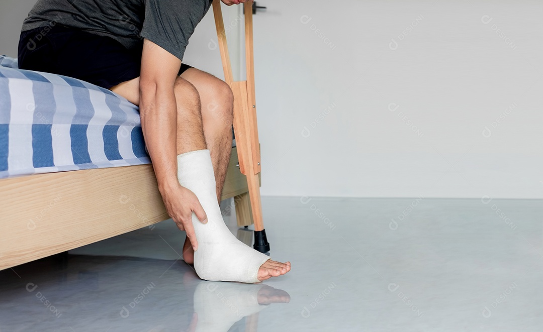 Homem com perna quebrada