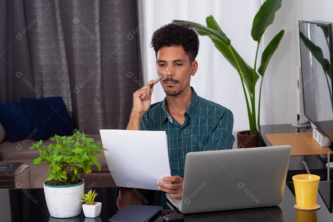 Homem em trabalho remoto. Jovem nômade viaja em mesa de teletrabalho com laptop