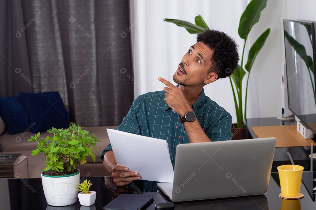 Homem em trabalho remoto. Jovem nômade viaja em mesa de teletrabalho com laptop