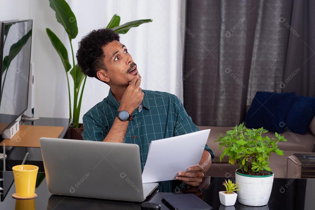 Homem em trabalho remoto. Jovem nômade viaja em mesa de teletrabalho com laptop