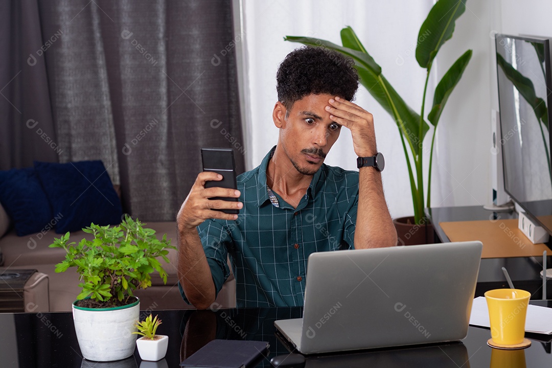 Homem em trabalho remoto. Jovem nômade viaja em mesa de teletrabalho com laptop