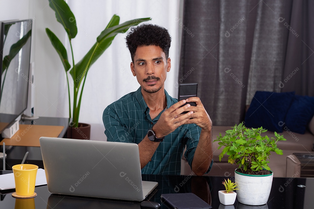 Homem em trabalho remoto. Jovem nômade viaja em mesa de teletrabalho com laptop