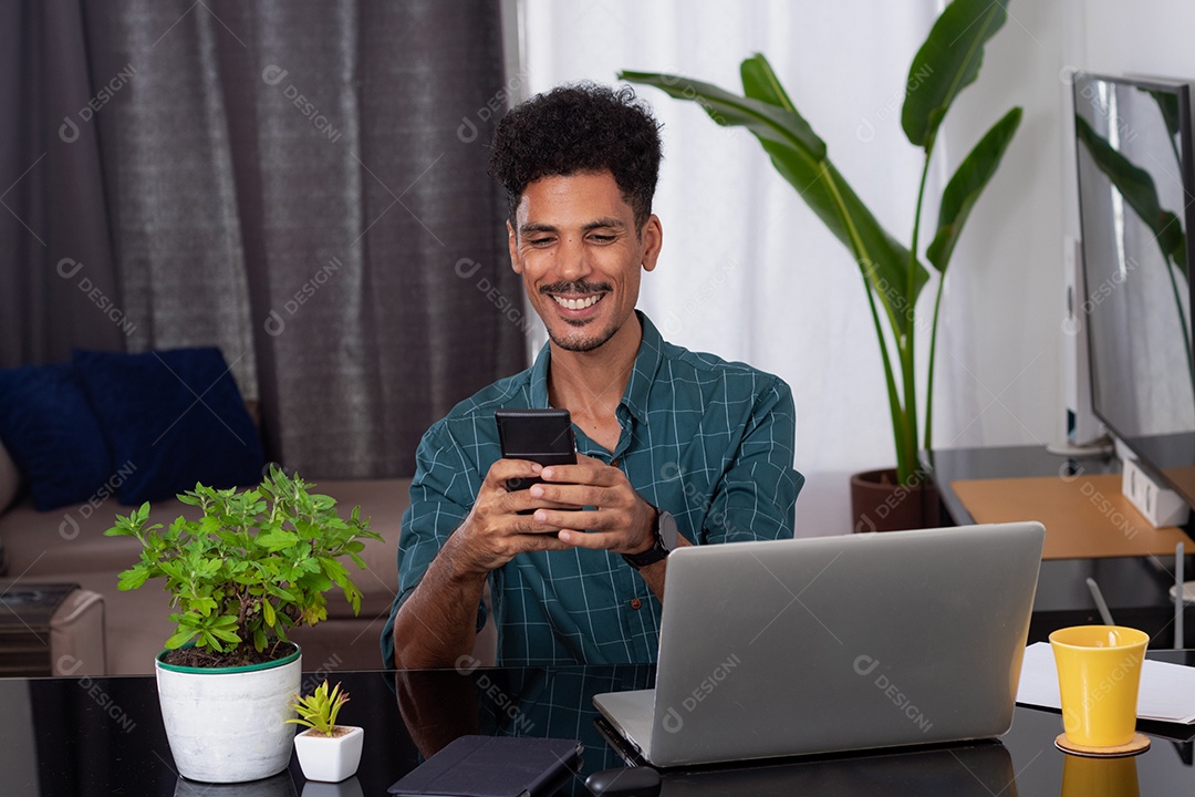 Homem em trabalho remoto. Jovem nômade viaja em mesa de teletrabalho com laptop