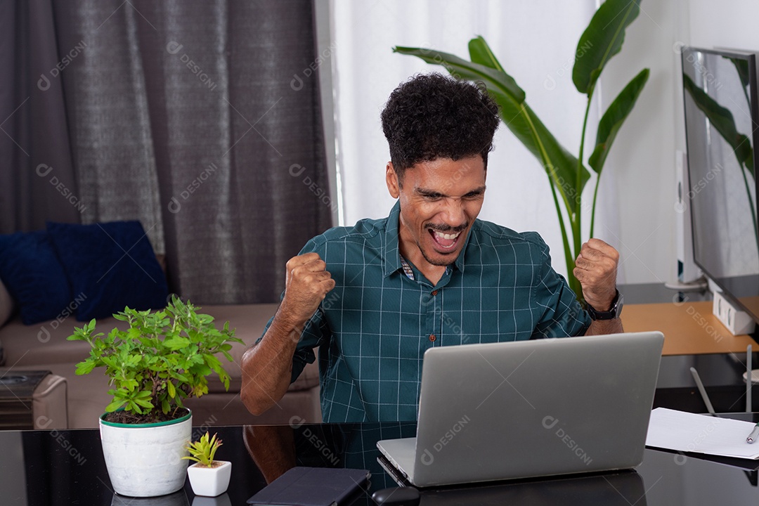 Homem em trabalho remoto. Jovem nômade viaja em mesa de teletrabalho com laptop
