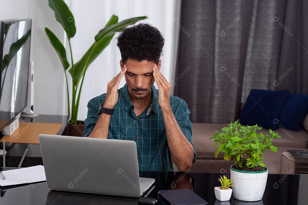 Homem em trabalho remoto. Jovem nômade viaja em mesa de teletrabalho com laptop