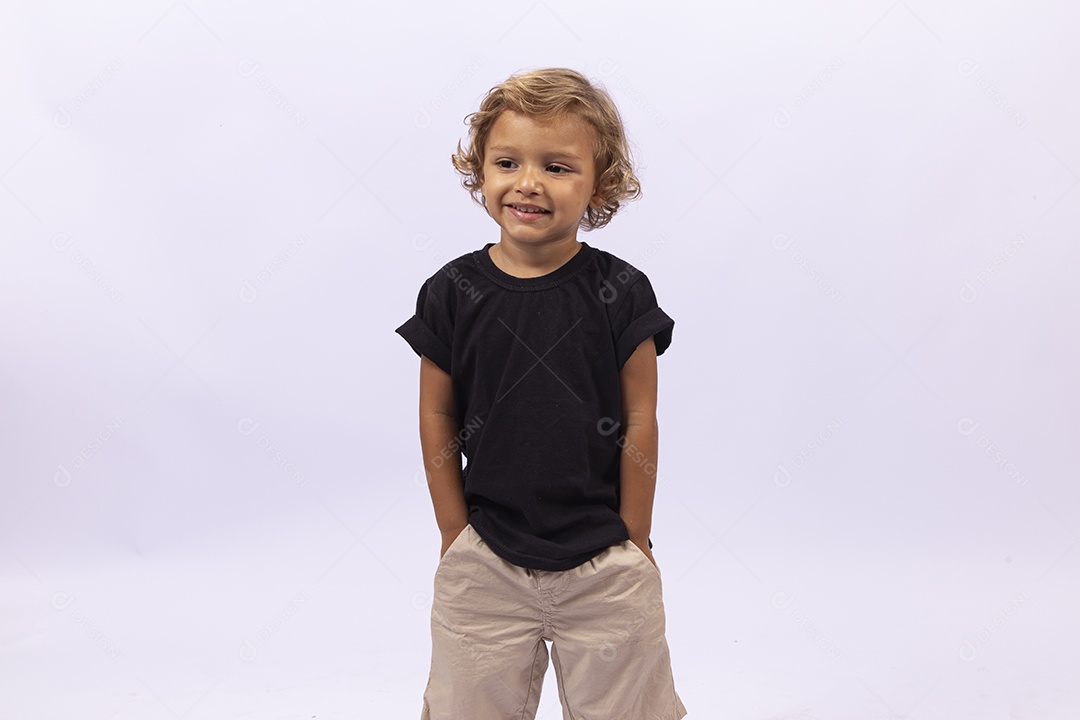 Lindo garotinho pequeno em fundo branco