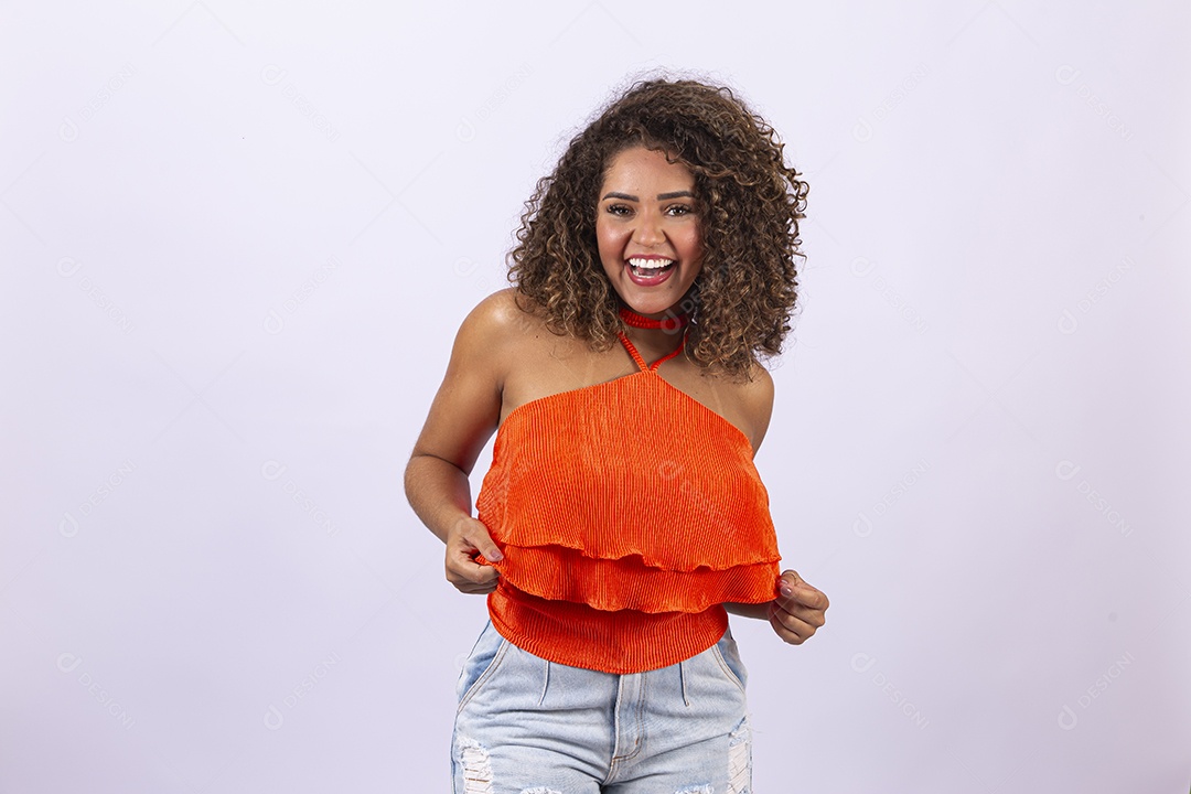 Linda mulher jovem sorridente em fundo branco