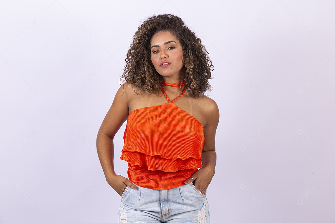 Linda mulher jovem sorridente em fundo branco