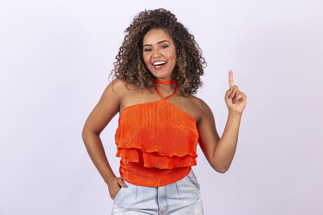 Linda mulher jovem sorridente em fundo branco