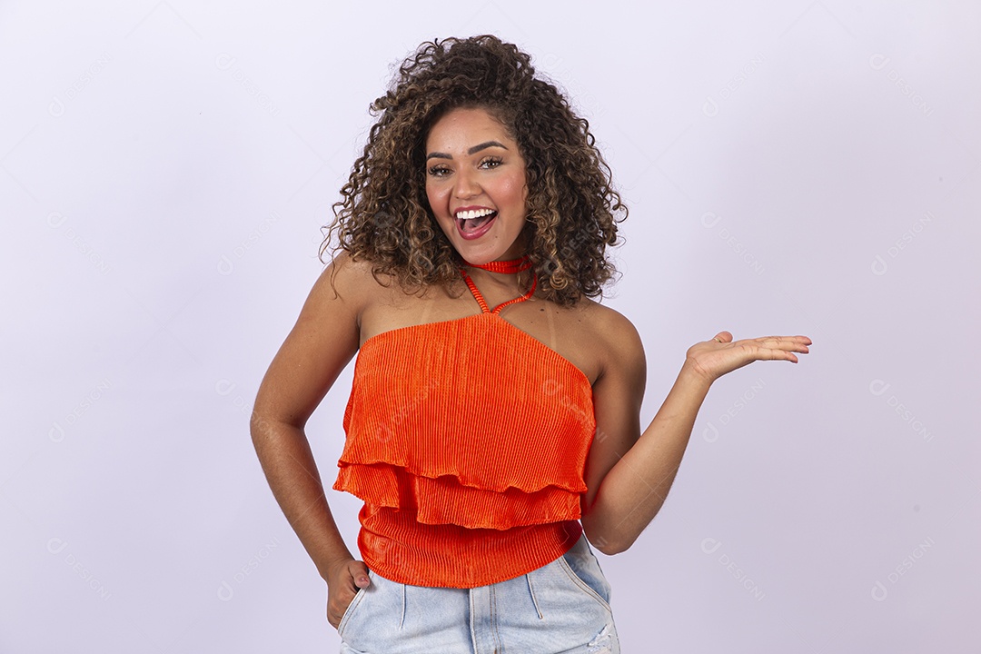 Linda mulher jovem sorridente em fundo branco