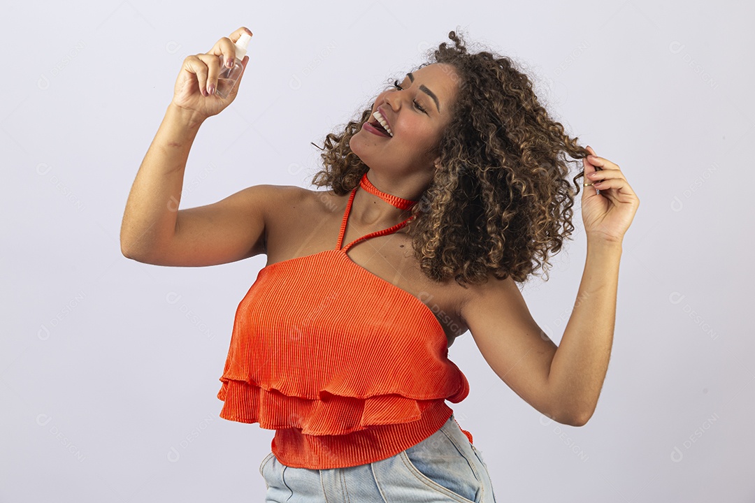 Linda mulher jovem sorridente em fundo branco