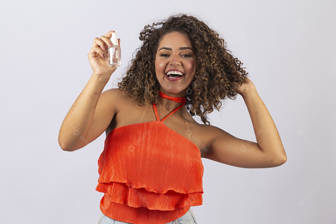 Linda mulher jovem sorridente em fundo branco