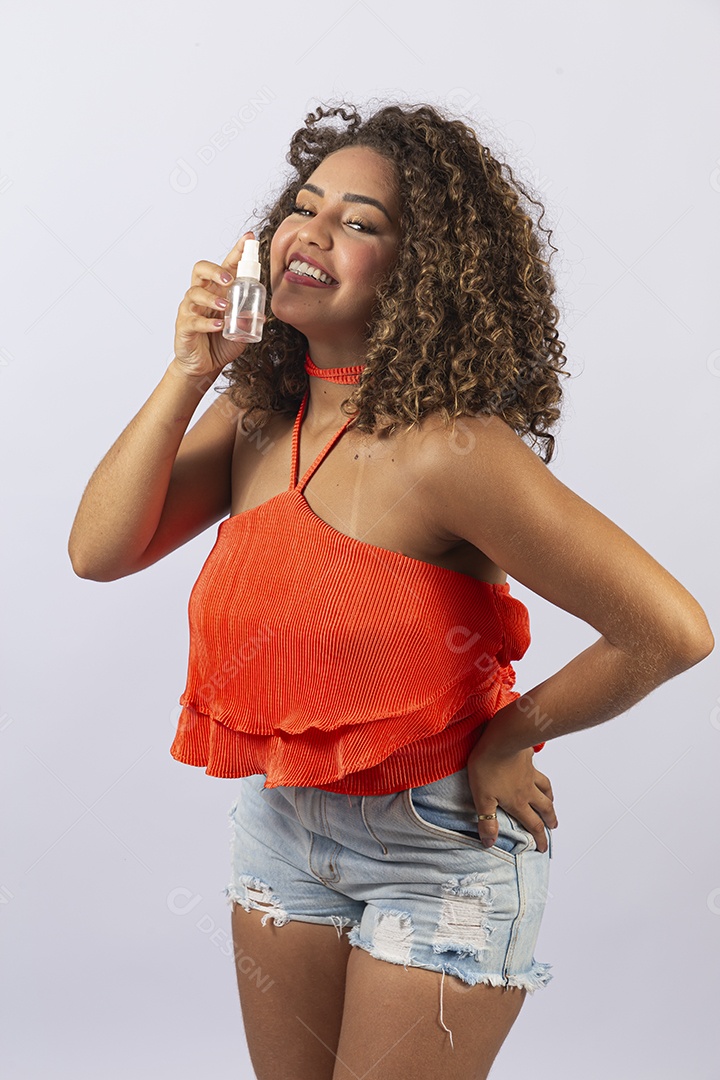 Linda mulher jovem sorridente em fundo branco