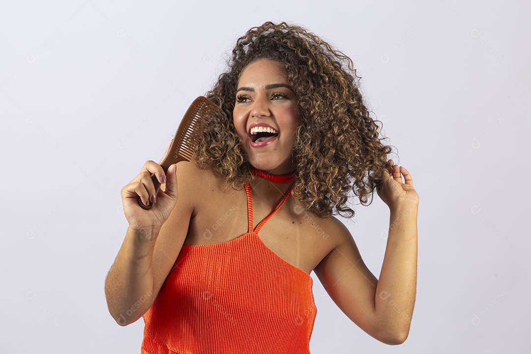 Linda mulher jovem sorridente em fundo branco