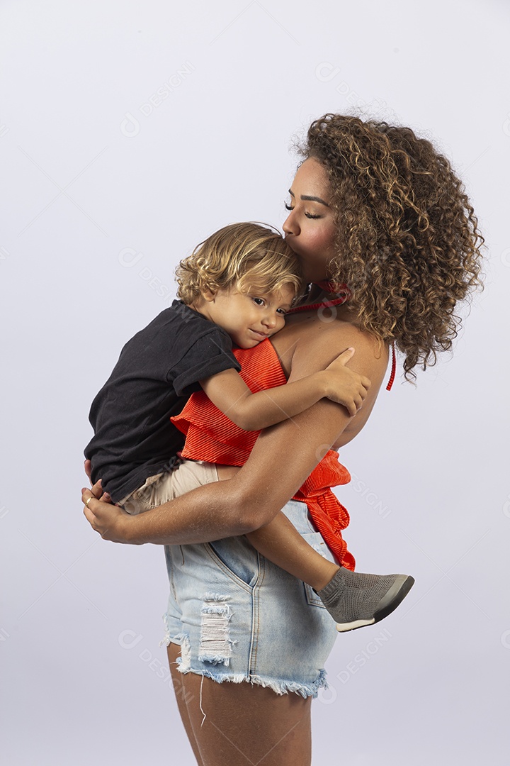 Linda mulher e garoto sobre fundo branco