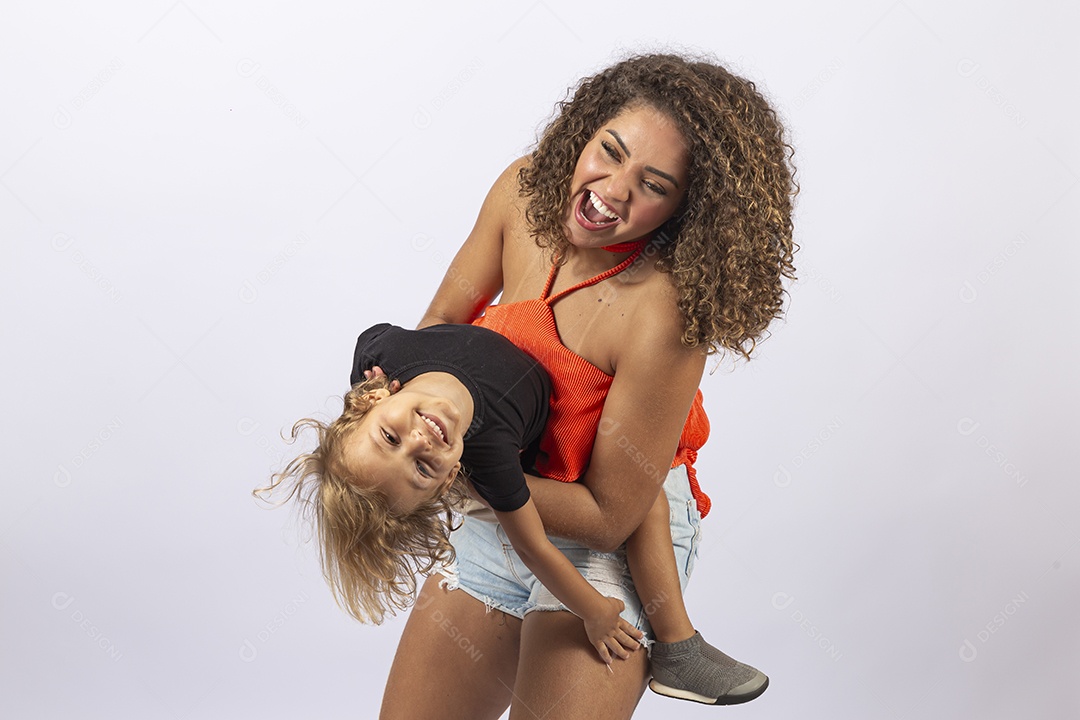 Linda mulher e garoto sobre fundo branco