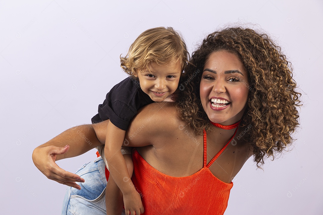 Linda mulher e garoto sobre fundo branco