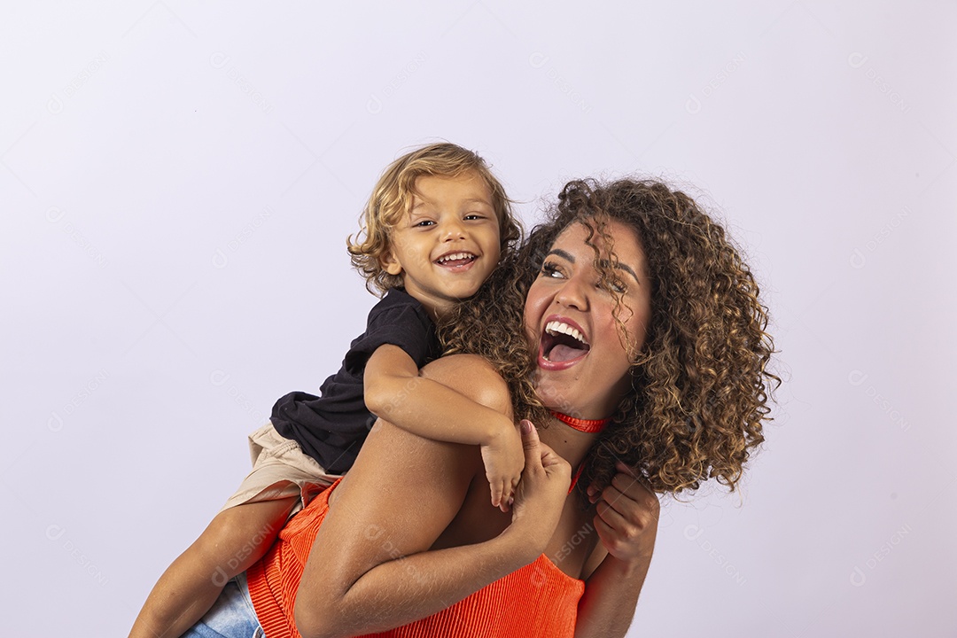 Linda mulher e garoto sobre fundo branco