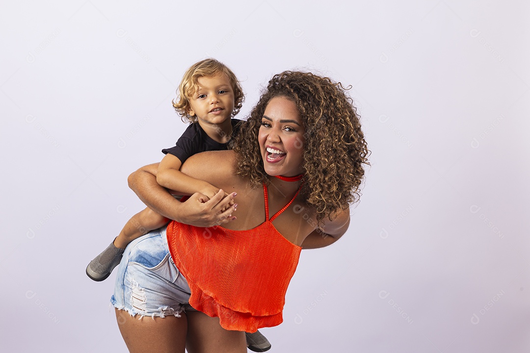 Linda mulher e garoto sobre fundo branco