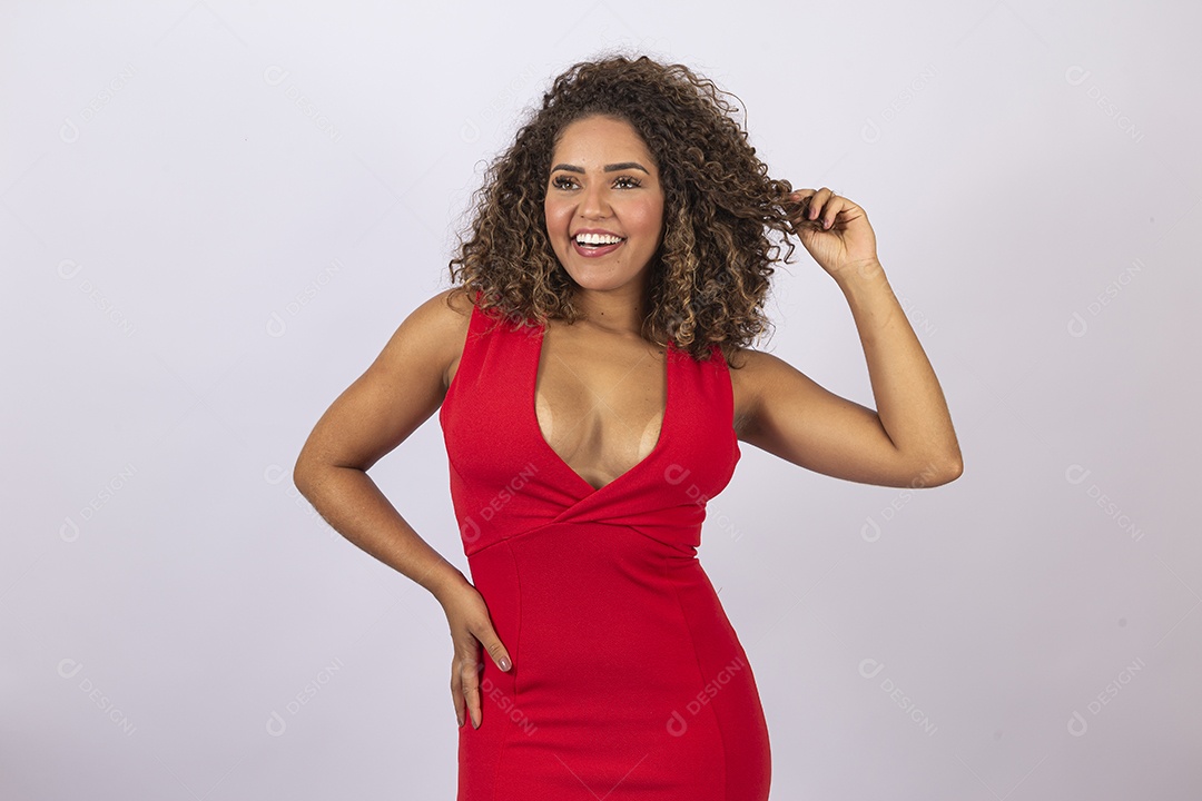 Linda mulher jovem com vestido vermelho
