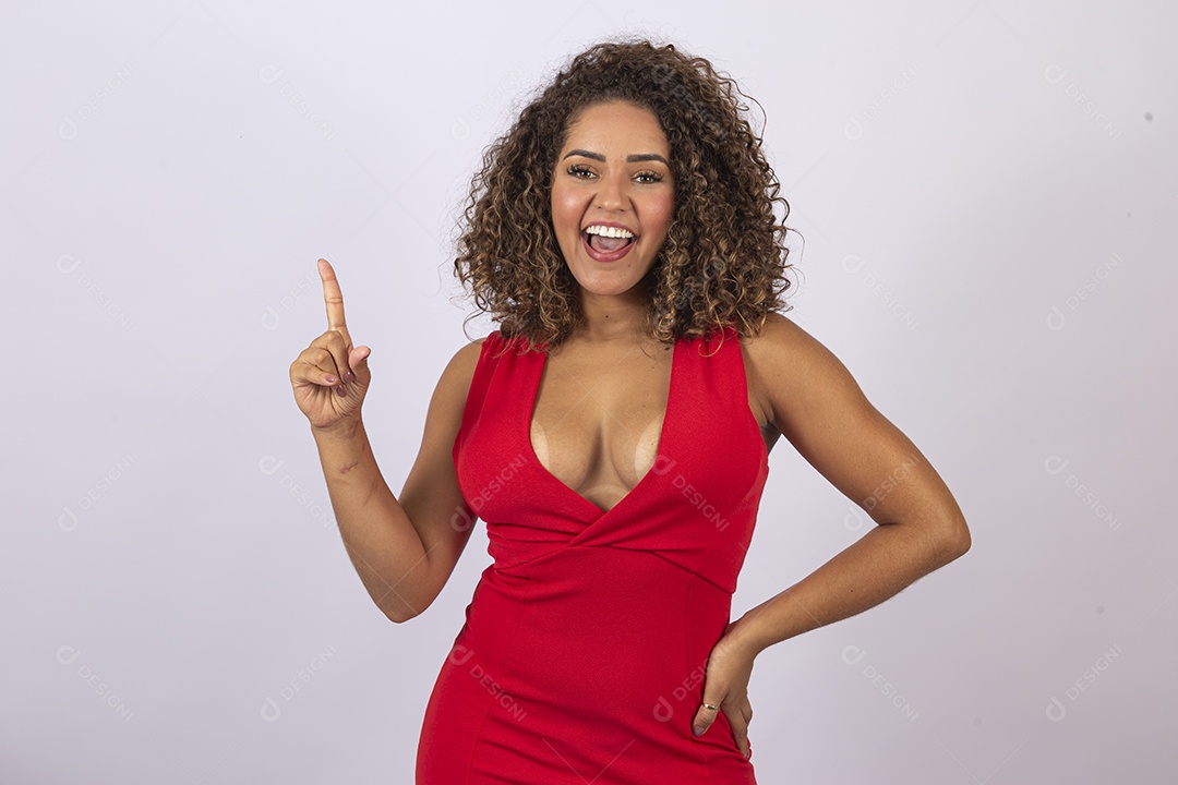 Linda mulher jovem com vestido vermelho