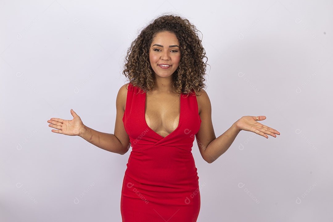 Linda mulher jovem com vestido vermelho