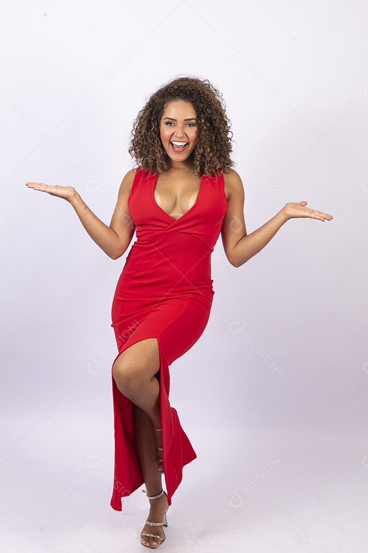 Linda mulher jovem com vestido vermelho