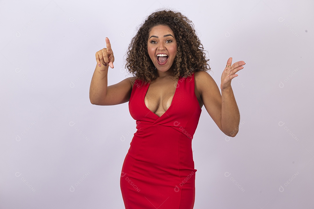 Linda mulher jovem com vestido vermelho