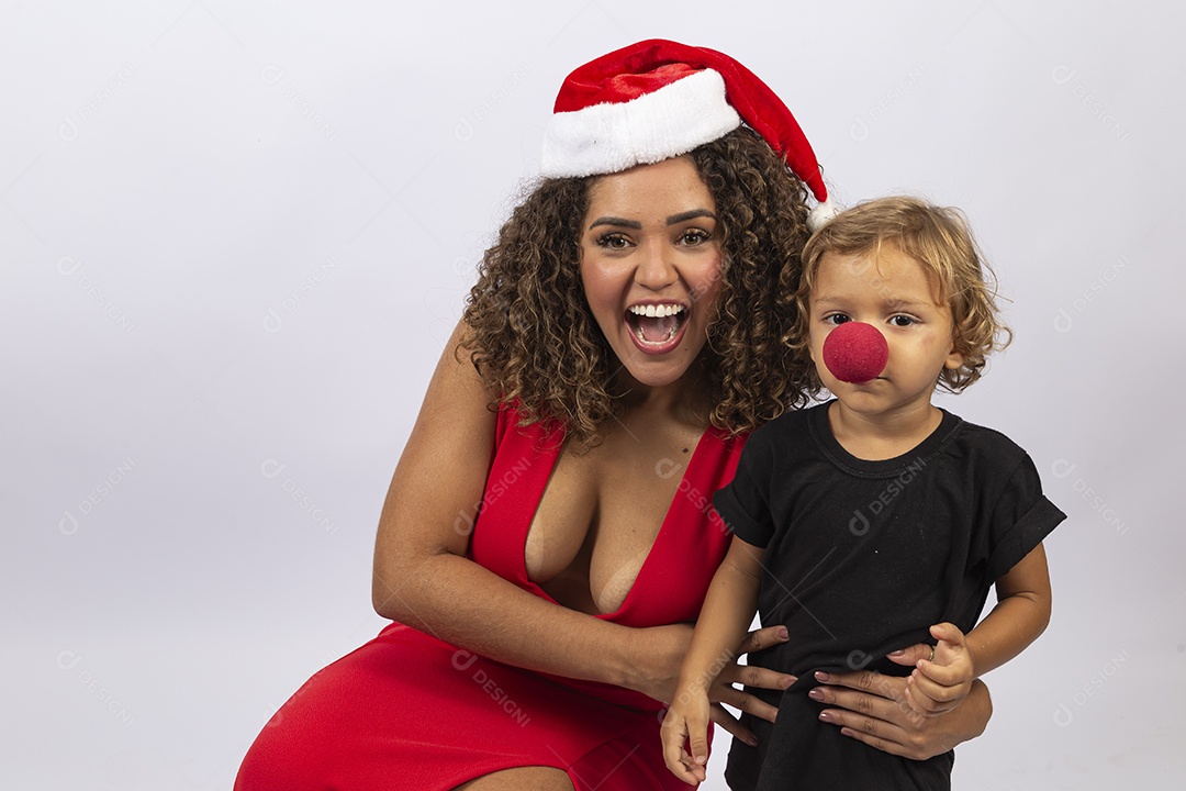 Linda mulher jovem com gorro de natal e garotinho