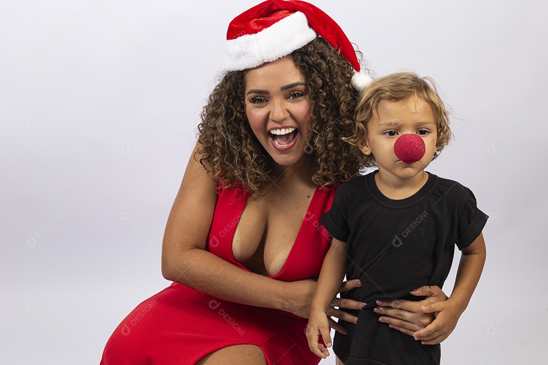 Linda mulher jovem com gorro de natal e garotinho