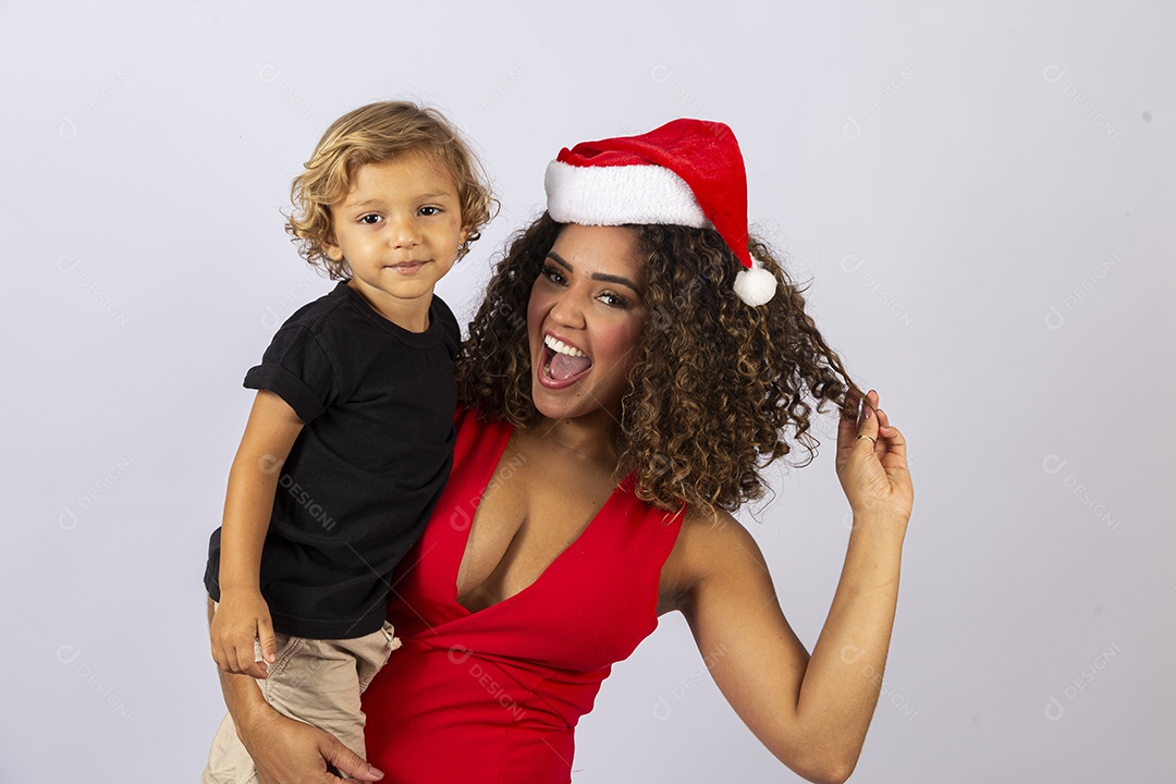 Linda mulher jovem com gorro de natal e garotinha