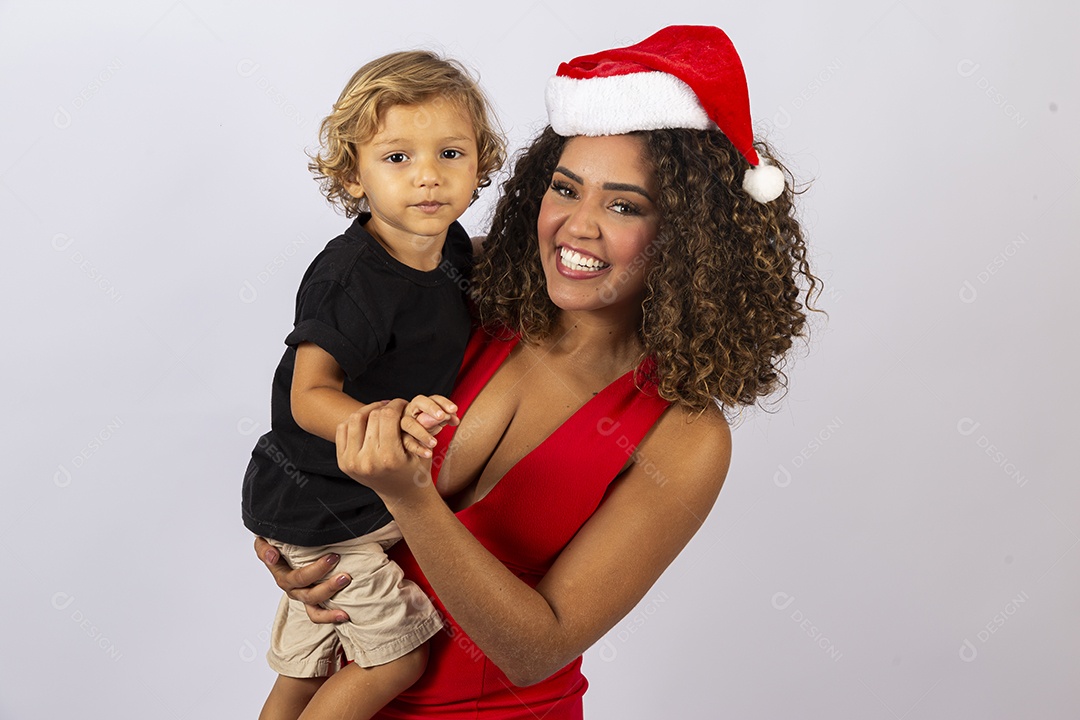 Linda mulher jovem com gorro de natal e garotinha