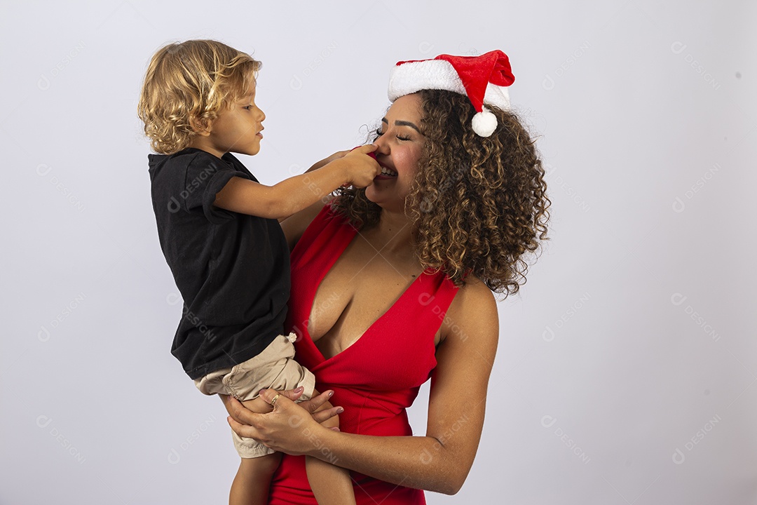 Mulher jovem com gorro de natal e garotinho