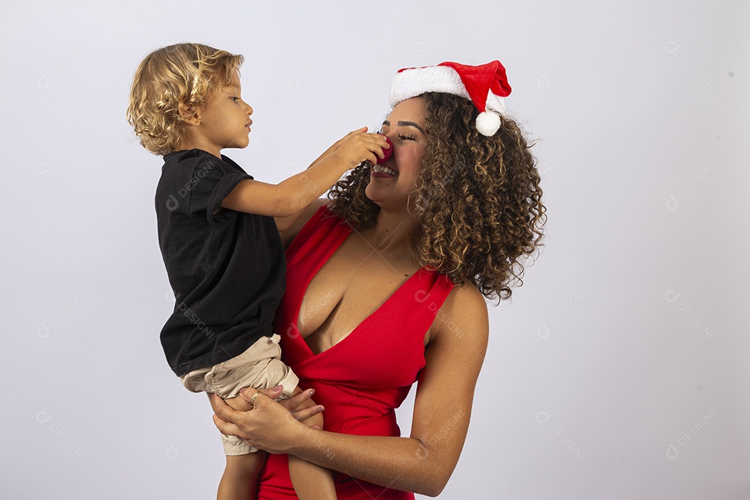 Mulher jovem com gorro de natal e garotinho