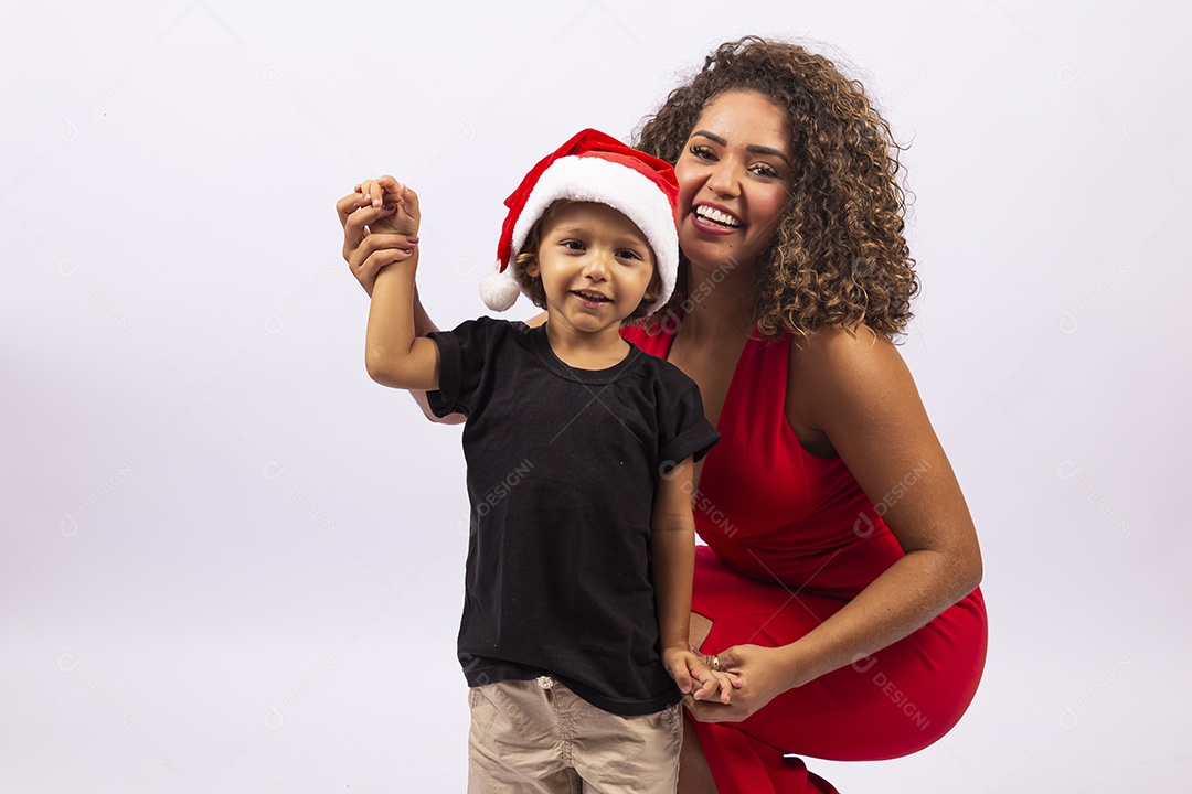 Mulher jovem com gorro de natal e garotinho