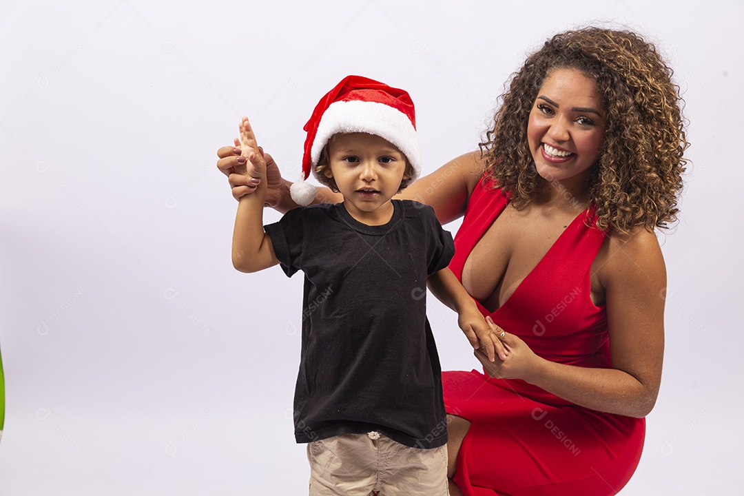 Mulher jovem com gorro de natal e garotinho