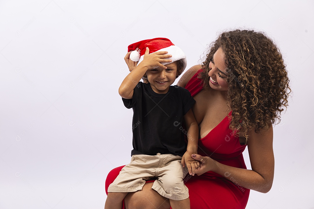 Mulher jovem com gorro de natal e garotinho