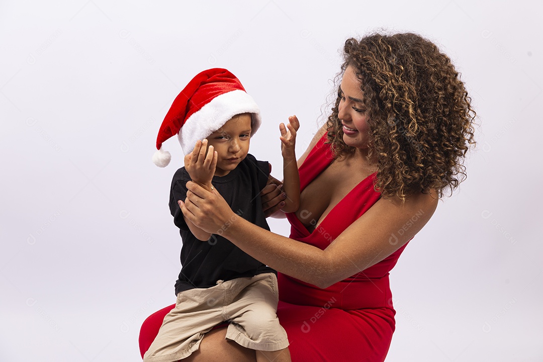 Mulher jovem com gorro de natal e garotinho