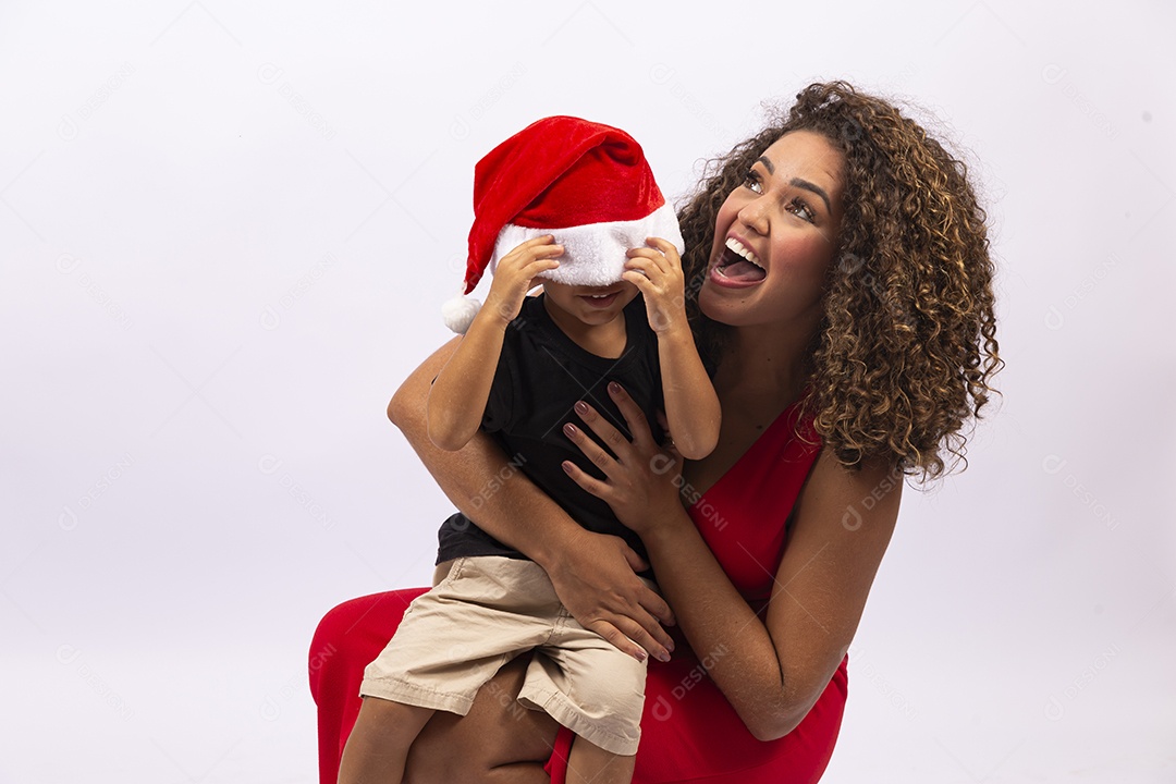 Mulher jovem com gorro de natal e garotinho