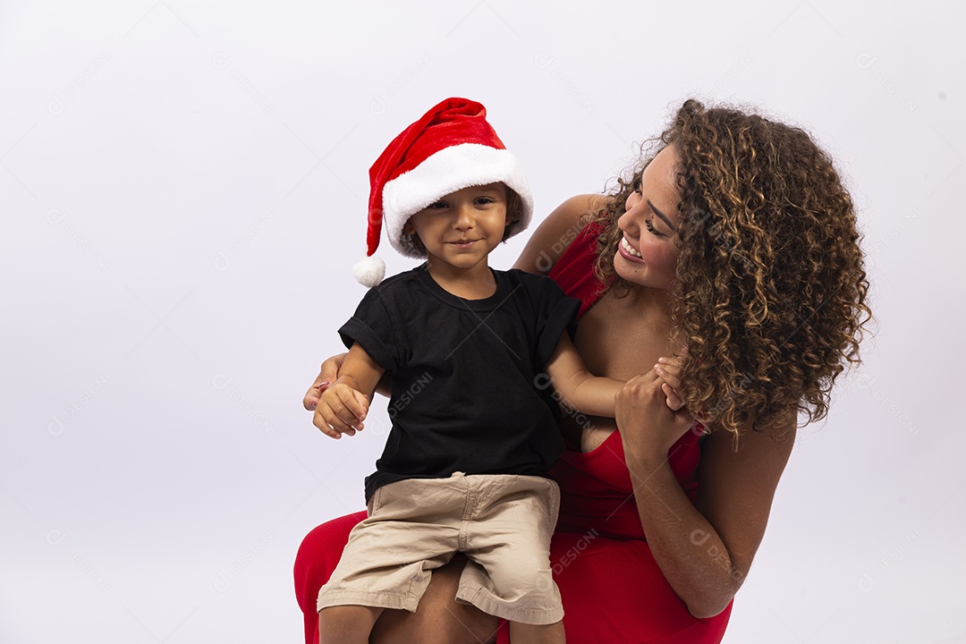 Mulher jovem com gorro de natal e garotinho