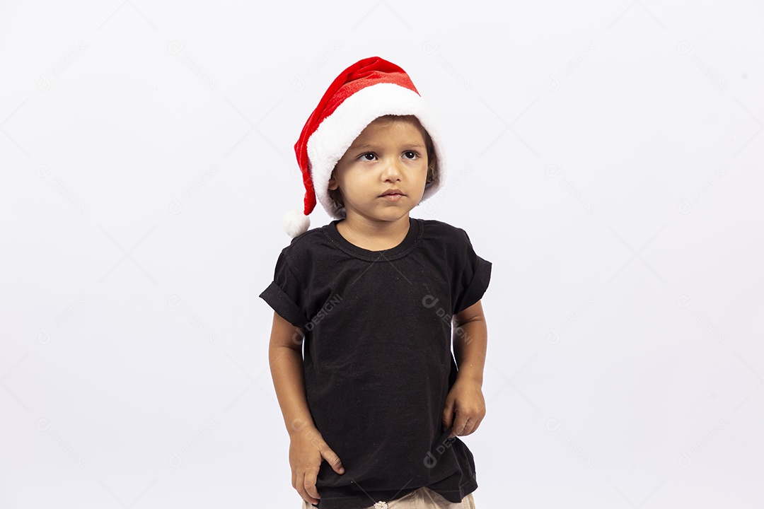 Garotinho feliz com gorro vermelho de Papai Noel