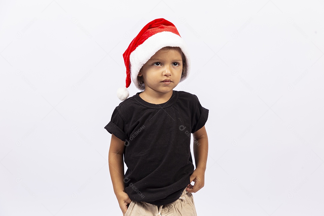 Garotinho feliz com gorro vermelho de Papai Noel