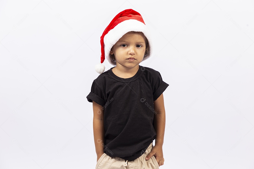 Garotinho feliz com gorro vermelho de Papai Noel