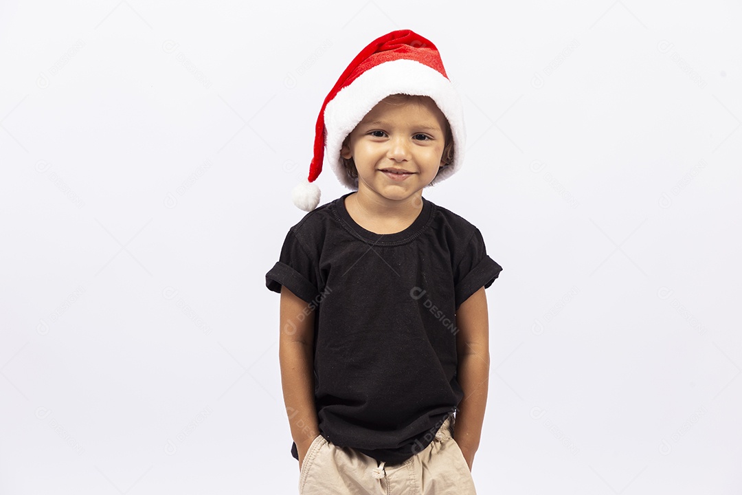 Garotinho feliz com gorro vermelho de Papai Noel