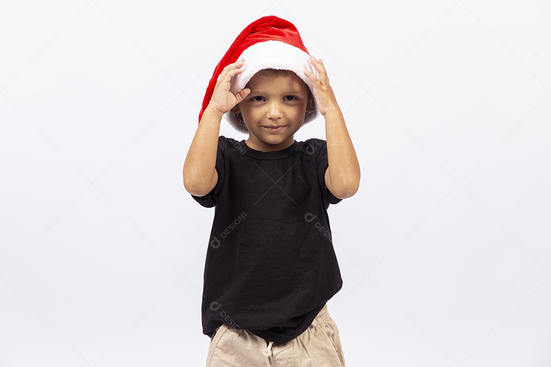 Garotinho feliz com gorro vermelho de Papai Noel