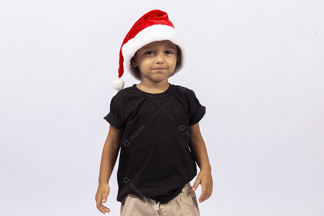 Garotinho feliz com gorro vermelho de Papai Noel
