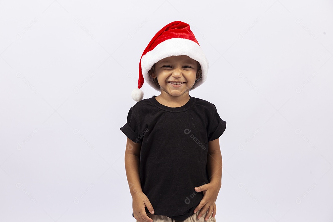 Garotinho feliz com gorro vermelho de Papai Noel