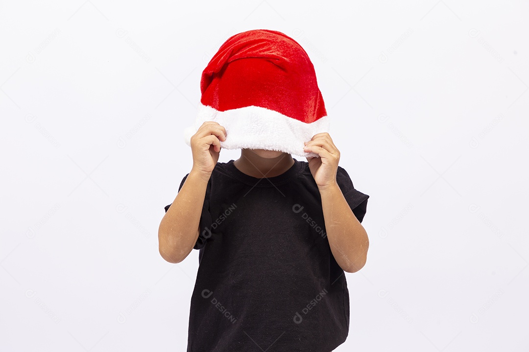 Garotinho feliz com gorro vermelho de Papai Noel